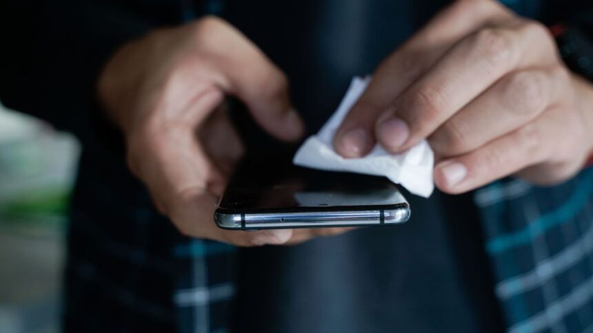 Never make these mistakes while cleaning your smartphone, all your money will be wasted.