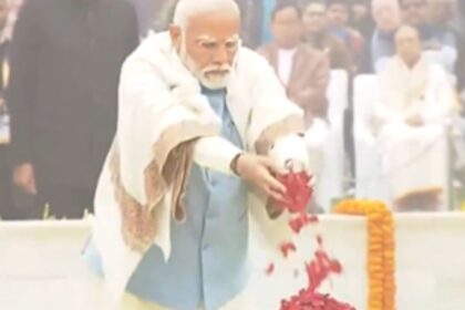 PM Modi paid tribute to Bapu at Rajghat, these people were also present - India TV Hindi