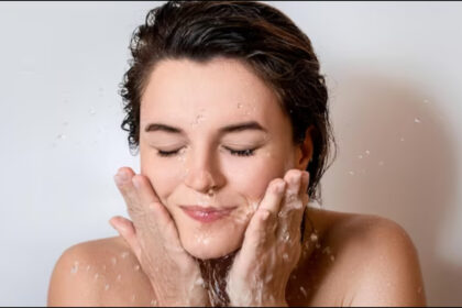 Do you have a habit of washing your face repeatedly? Know how many times you should wash your face in a day.  - India TV Hindi