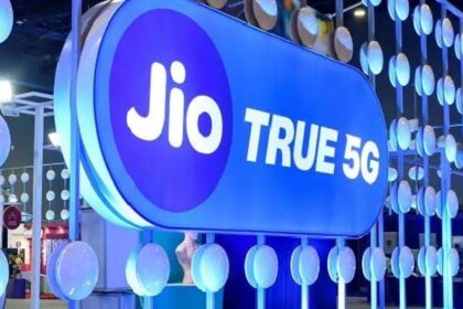 Jio's strong recharge plan, 2GB data with unlimited calling at Rs 8 per day - India TV Hindi