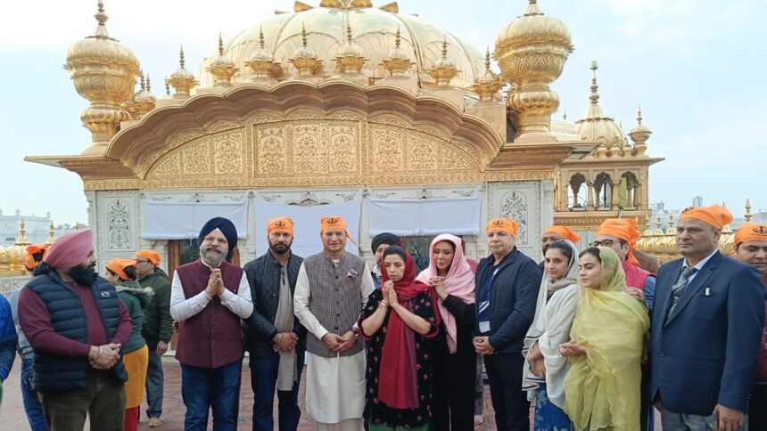 On the occasion of his birthday, Rajat Sharma along with his wife Ritu Dhawan paid obeisance at the Golden Temple - India TV Hindi