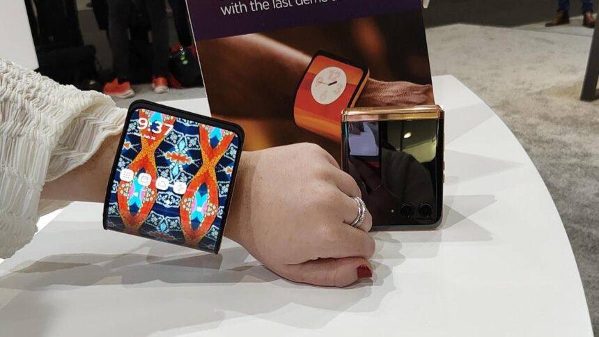People were surprised to see this concept phone of Motorola, asked - is it a smartphone or a bracelet?  - India TV Hindi