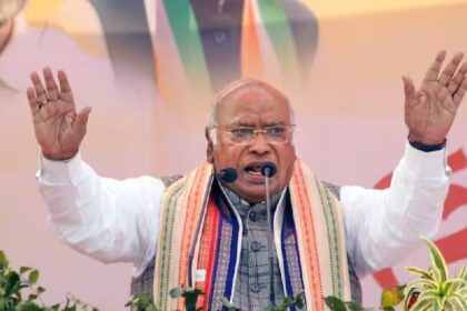 'PM Modi is conducting this last election, after this there will be neither constitution nor democracy', Mallikarjun Kharge targeted