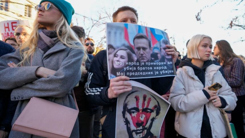 Ruckus in Russia after the death of Navalny, a staunch anti-Putin leader, in jail, 400 people arrested - India TV Hindi