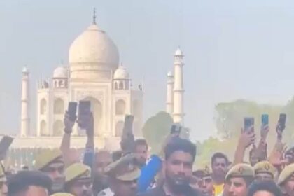 Sachin came to see Taj Mahal with his wife, there was a crowd of fans, when he went to take a selfie...