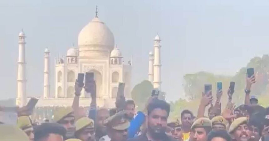 Sachin came to see Taj Mahal with his wife, there was a crowd of fans, when he went to take a selfie...