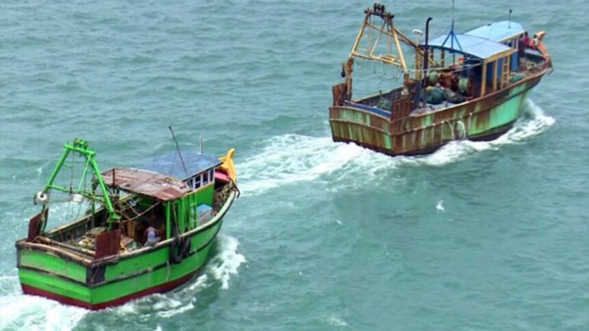 Sri Lankan army attacks Indian fishermen in North Jaffna, 19 people seized along with boat - India TV Hindi