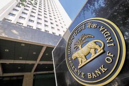 Amidst global challenges, RBI reviewed the economic situation, these issues were discussed - India TV Hindi