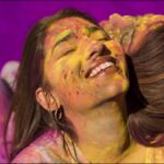 Apply this one thing on your hair before playing Holi, the color will not fade and the hair will not become dry - India TV Hindi