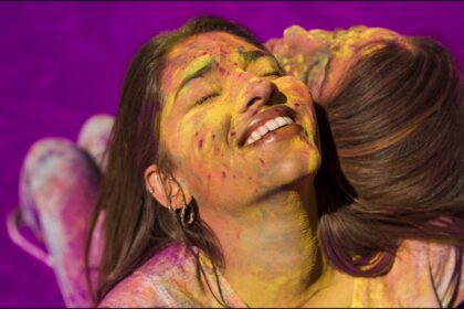 Apply this one thing on your hair before playing Holi, the color will not fade and the hair will not become dry - India TV Hindi