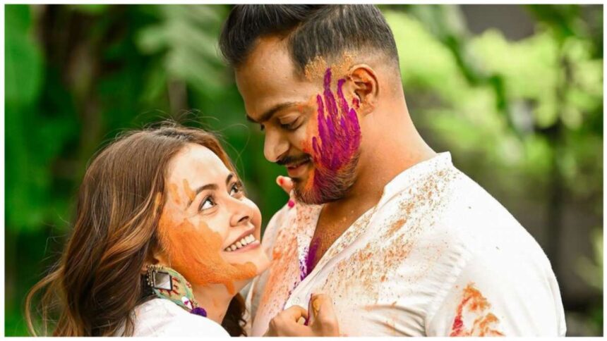 Devoleena Bhattacharjee was seen immersed in love with her husband Shahnawaz on Holi, pictures went viral - India TV Hindi