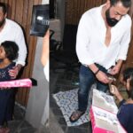 Fans were touched by Bobby Deol's generosity, handed over Rs 500-500 notes to children - India TV Hindi