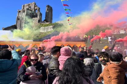 Indians played Holi in the ruined fort of Britain, and then... - India TV Hindi