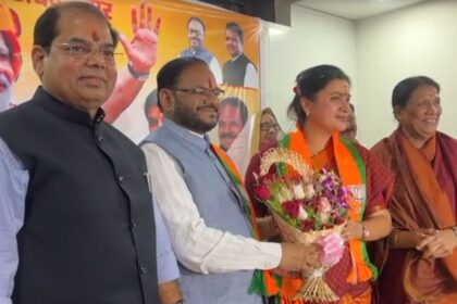 Navneet Rana's grand welcome in BJP office, said- I have come to a new house, please accept me - India TV Hindi