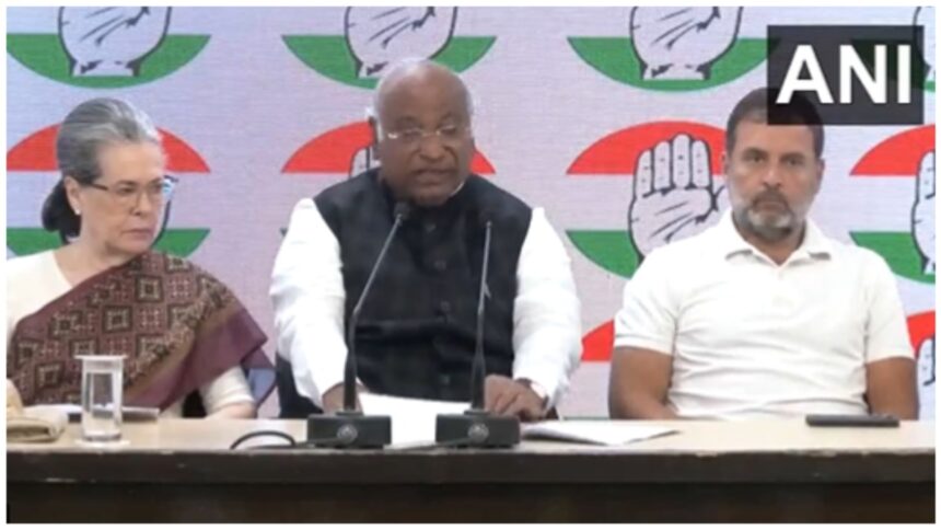 Rahul Gandhi and Sonia Gandhi held a press conference, said- our bank accounts have been frozen - India TV Hindi