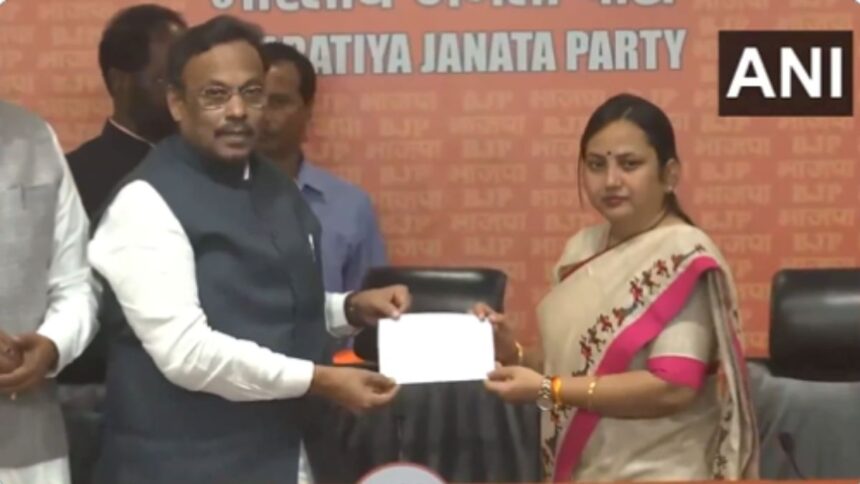 Shock to Mayawati before Lok Sabha elections, BSP MP joins BJP along with party leader - India TV Hindi