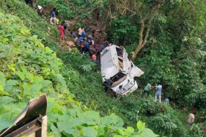 Tourist vehicle crashes in Kerala, 3 dead, 14 injured - India TV Hindi