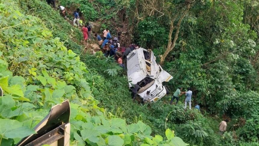 Tourist vehicle crashes in Kerala, 3 dead, 14 injured - India TV Hindi
