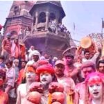 Tremendous excitement of Holi in the city of Mahadev, amazing view seen on the ghats of Kashi.