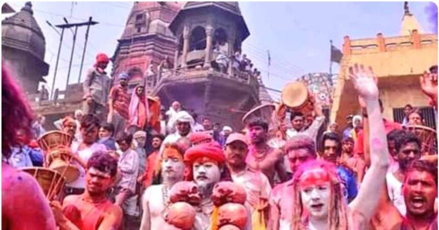 Tremendous excitement of Holi in the city of Mahadev, amazing view seen on the ghats of Kashi.