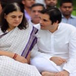 Varun Gandhi: BJP canceled the ticket and Akhilesh Yadav also gave a blow, now Varun Gandhi will have to choose a path between these two in politics in Pilibhit, Will varun Gandhi stay mum or fight lok sabha election from pilibhit as bjp denied ticket and Akhilesh Yadav gave jolt to him