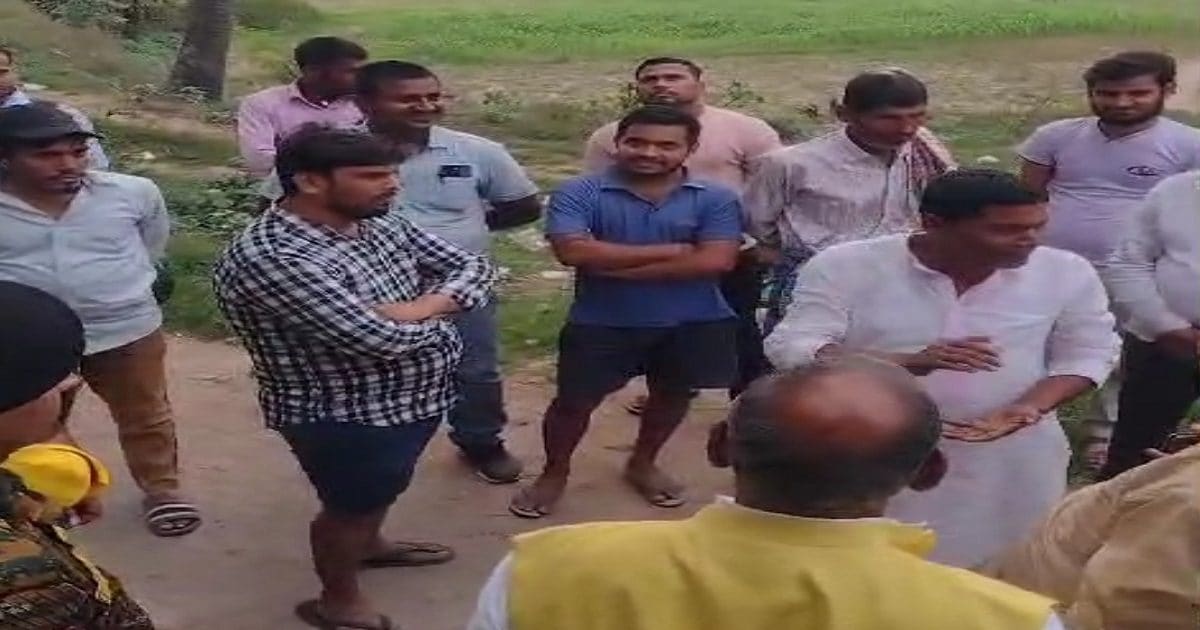 Video: When elections came after 5 years, the MP started roaming from village to village, when there was fierce opposition, he ran away!