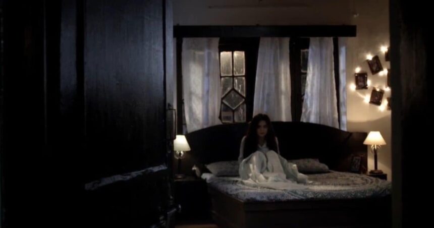 2 actresses, 1 room and a scary shadow, a touch of suspense in the horror film, it will numb your mind
