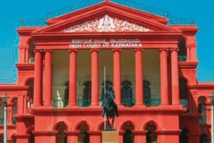 Attempted suicide in Karnataka High Court, man slit his throat in front of the Chief Justice - India TV Hindi