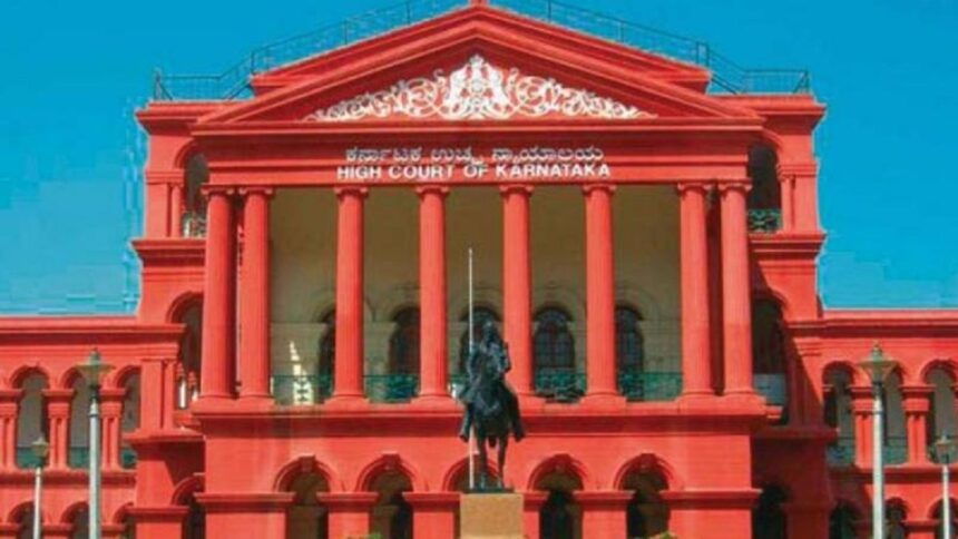 Attempted suicide in Karnataka High Court, man slit his throat in front of the Chief Justice - India TV Hindi