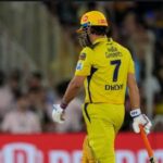Dhoni kept struggling to score runs, Delhi's novice bowler did not let him hit the ball