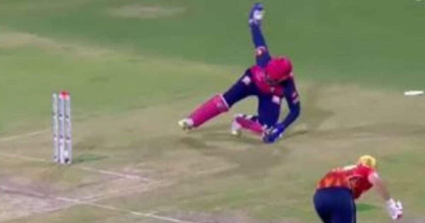 Dhoni run out in style... Sanju hit the ball on the stumps while falling.