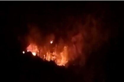 OMG!  Fire was set on a mountain in Bihar, people of Shekhpura got scared after seeing the fierce flames, fire brigade squad reached