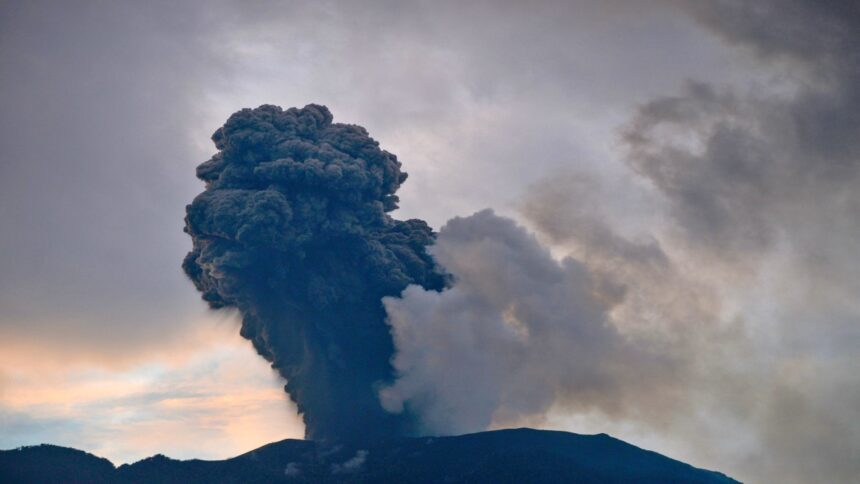 Ruang volcano becomes active in Indonesia, eruption continues intermittently - India TV Hindi