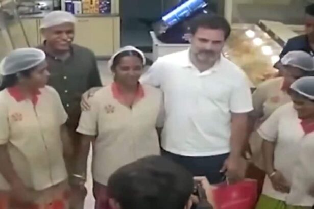 Suddenly Rahul Gandhi reached the shop to buy sweets, what happened next...
