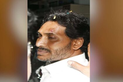 VIDEO: Andhra Pradesh CM Jagan Mohan Reddy attacked, injured, convoy also pelted with stones - India TV Hindi