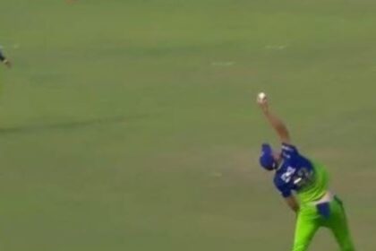 VIDEO: First ran behind... then flew in the air and took an amazing catch with one hand