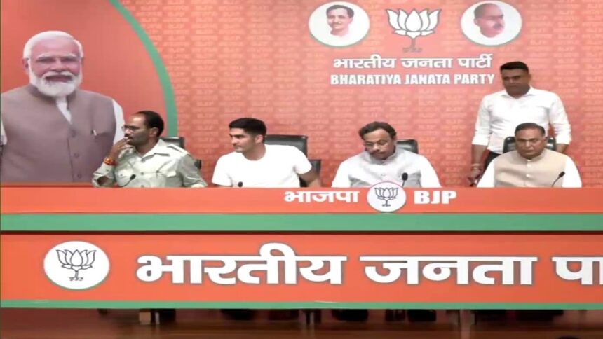 Vijendar Singh Joins BJP: Amid speculations of contesting elections from Congress, boxer Vijendar Singh joins BJP.