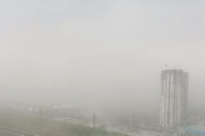 Weather patterns changed in Delhi-NCR, clouds of dust arose with storms, darkness prevailed during the day