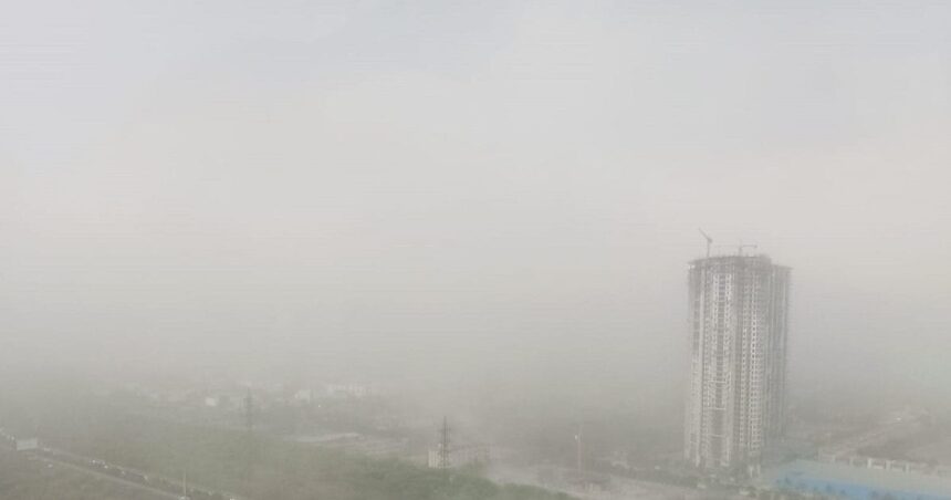 Weather patterns changed in Delhi-NCR, clouds of dust arose with storms, darkness prevailed during the day