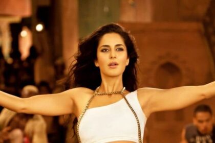 When Katrina Kaif was surrounded by a crowd of more than 7 thousand people, police had to be called to take her out, then...