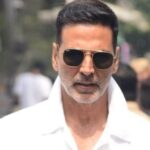Akshay Kumar cast his vote for the first time and went to London, mother-in-law Dimple Kapadia was also seen with him, picture going viral