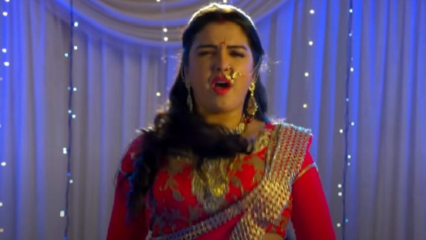 Amarpali Dubey-Pawan Singh Video: Amrapali Dubey narrated the "whole story of the wedding night" to Pawan Singh, the video crossed 600 million. views.
