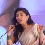 Crowd misbehaves with Pakistani actress Mahira Khan - India TV Hindi