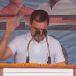Rahul Gandhi was troubled by the heat, poured water on his head from a bottle, said this - India TV Hindi