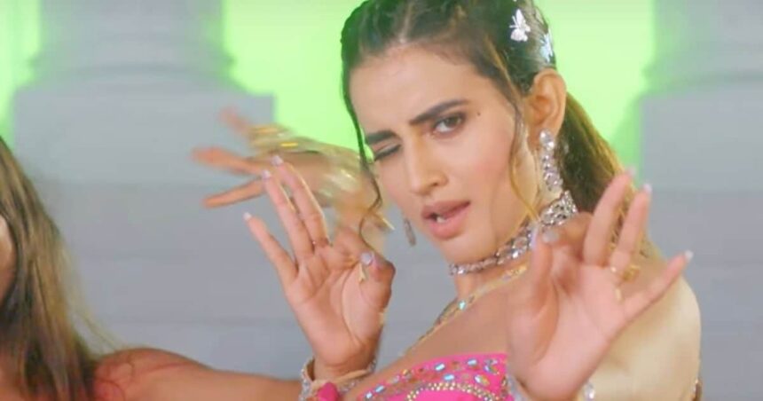 VIDEO: Akshara Singh showed her slim body in the new song, millions of fans were shocked to see the 32 year old heroine's 'Ada Katilana'.