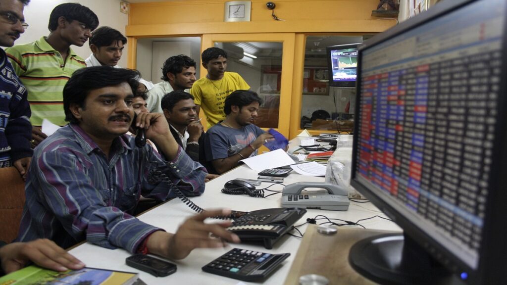 7 out of every 10 individual intraday traders incur losses in equity cash segment in FY23 - India TV Hindi