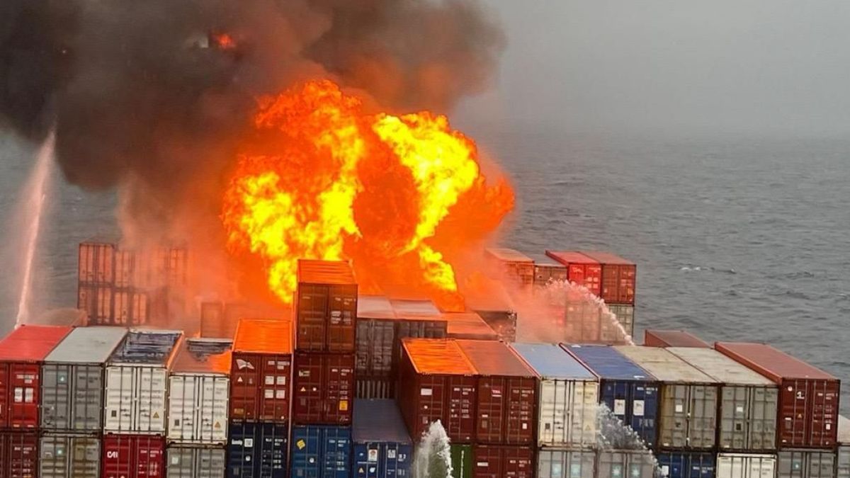 A huge fire broke out in a cargo ship going from Gujarat to Colombo, high flames are visible in the sea - India TV Hindi
