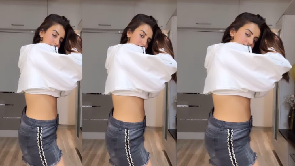 Akshara Singh flaunts her slim figure in crop top, there is a massacre from UP to Bihar, she is making people crazy with her killer dance moves, Akshara Singh flaunts her slim figure in crop top, there is a massacre from UP to Bihar, she is making people crazy with her killer dance moves.