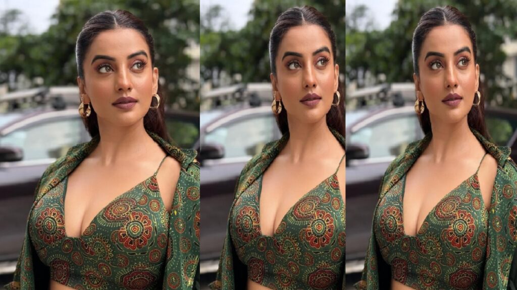 Akshara Singh is flaunting her cleavage in a stylish cord set, the actress's style will slay people , Akshara Singh is flaunting her cleavage in a stylish cord set, the actress's style will slay people
