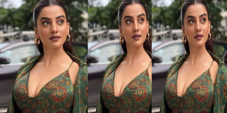 Akshara Singh is flaunting her cleavage in a stylish cord set, the actress's style will slay people , Akshara Singh is flaunting her cleavage in a stylish cord set, the actress's style will slay people